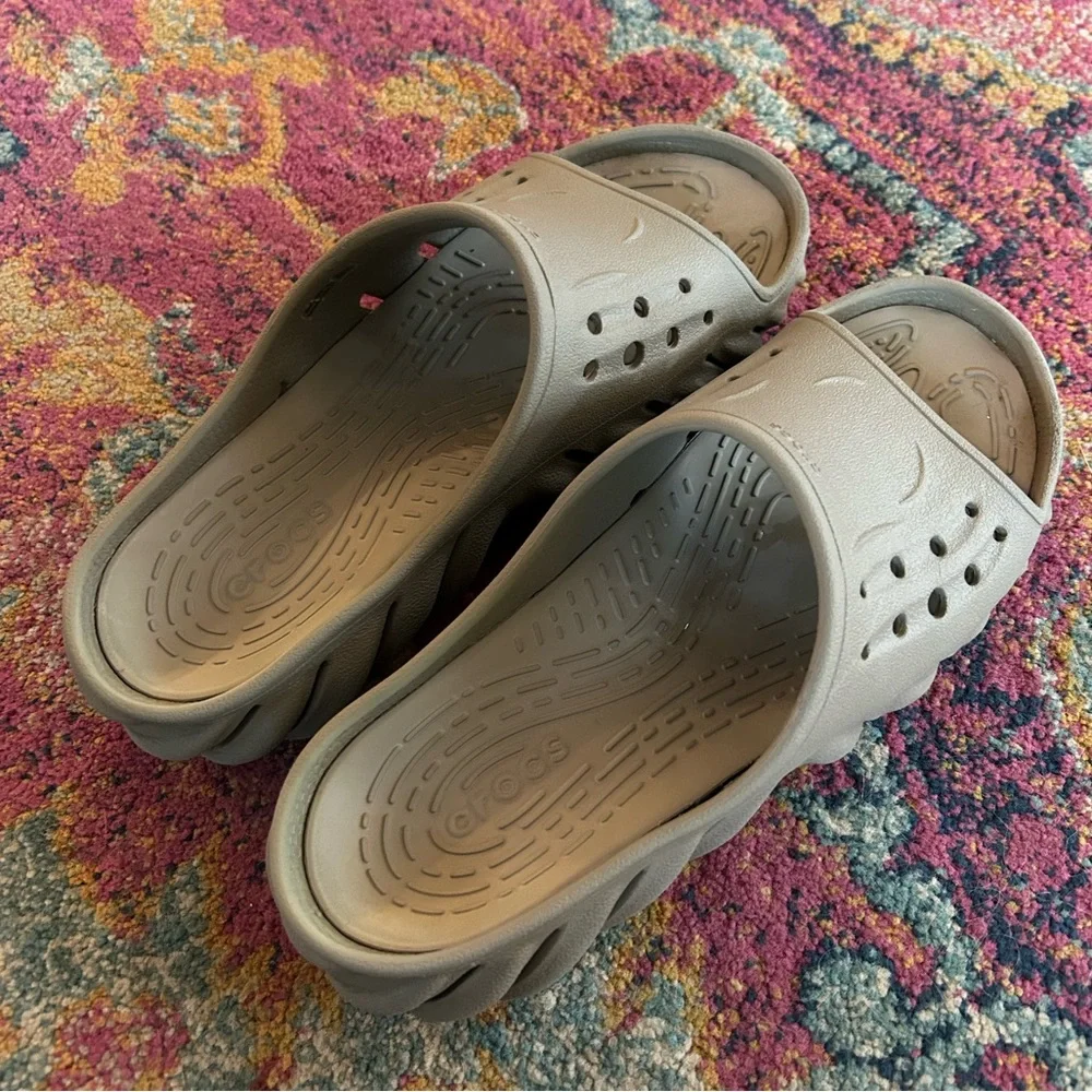 CROCS | Unisex Tan ‘Tumbleweed’ Echo Slide Shoes Mens size 8 Women’s Size 10